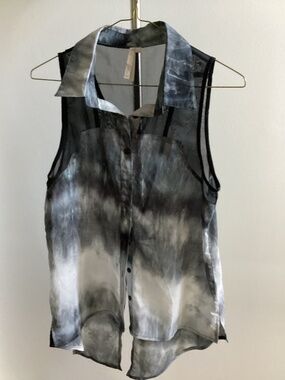 Sheer sleeveless collared shirt